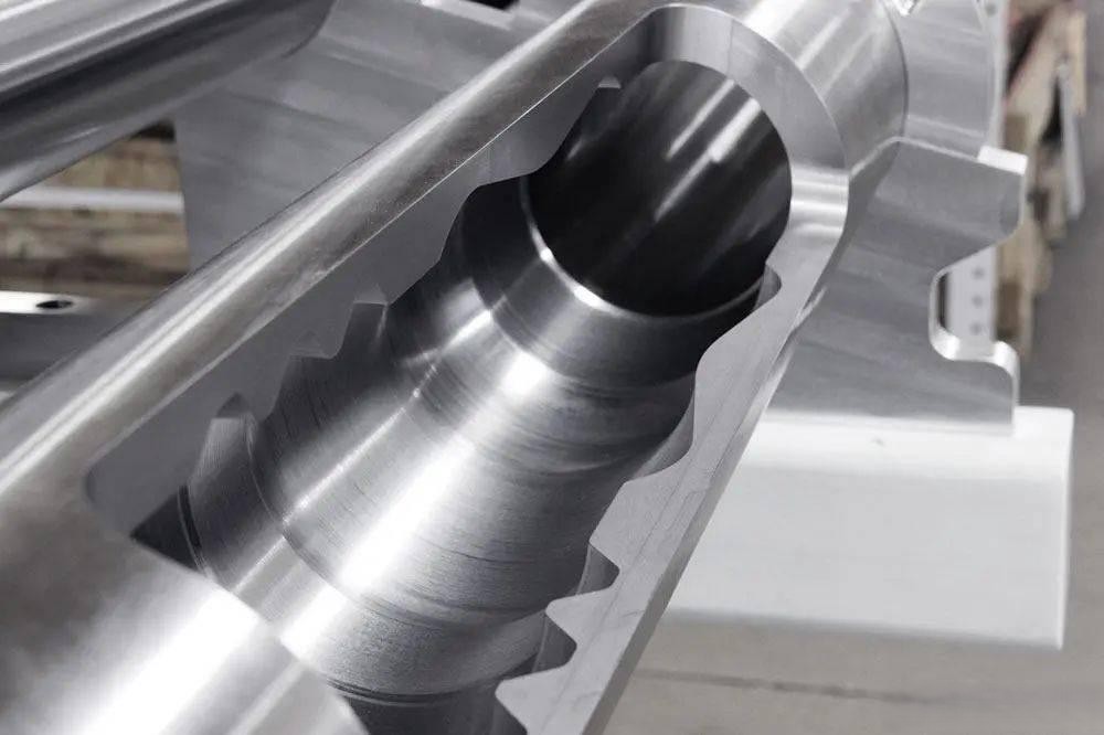 Wiercenie głębokich otworów w obróbce kolektorów hydraulicznych